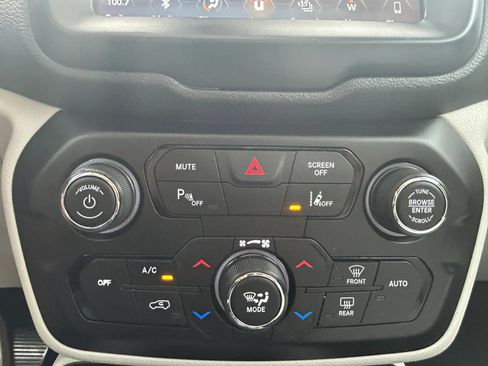 Used 2018 Jeep Renegade Limited w/ UConnect 8.4 Nav Group FWD image 27