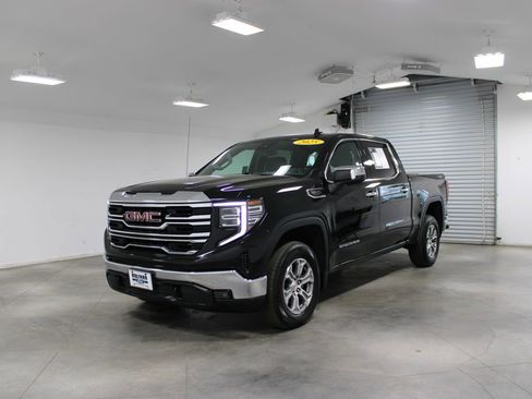 Used 2025 GMC Sierra 1500 SLT image 4