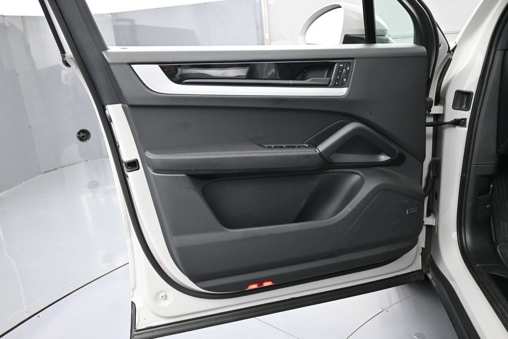 Certified 2025 Porsche Cayenne S AWD/4WD image 15