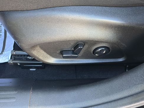 Used 2019 Jeep Renegade Latitude w/ Popular Equipment Group image 12