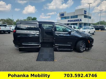 Used 2018 Chrysler Pacifica Limited w/ Tire & Wheel Group
