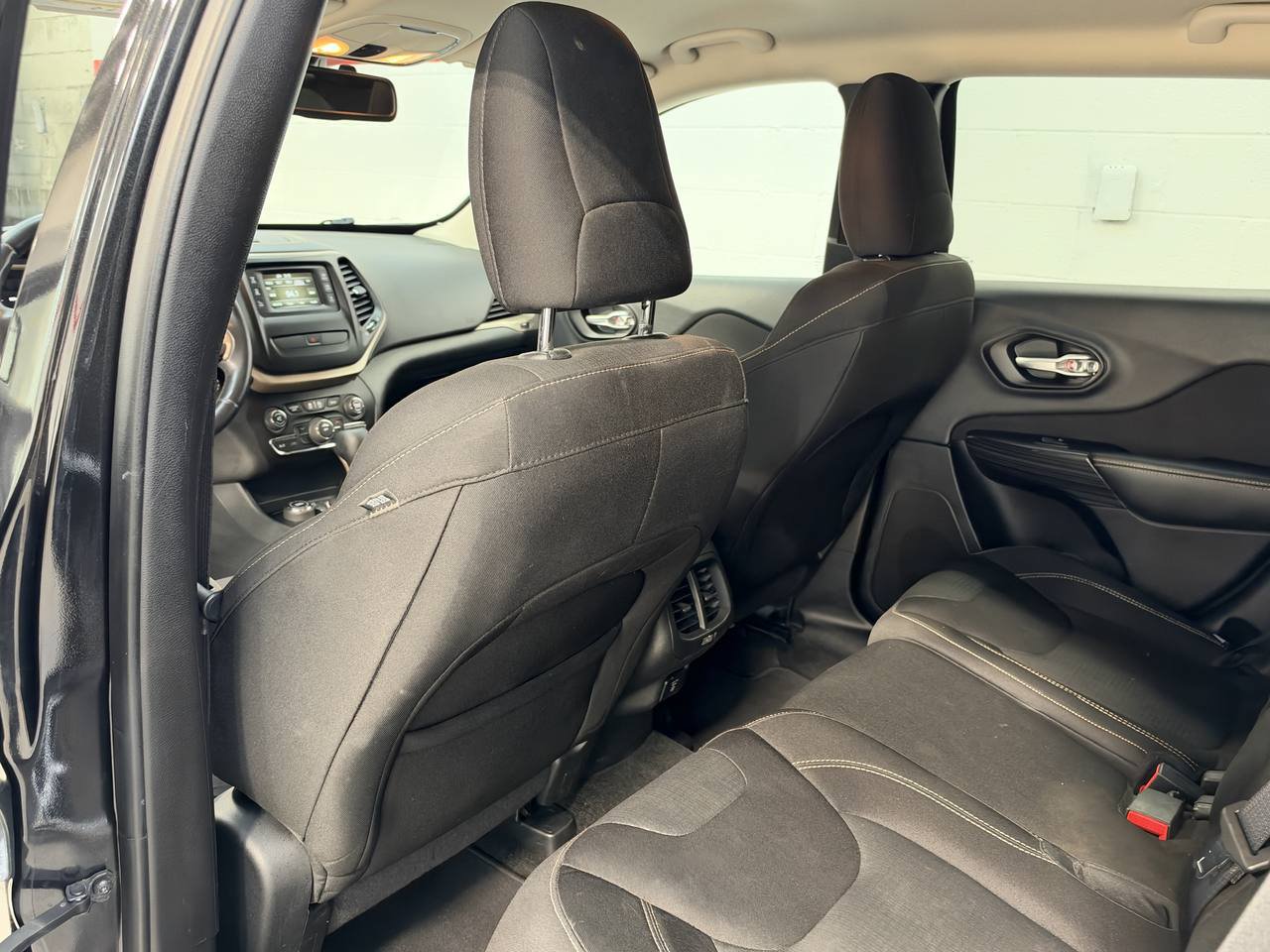 Used 2015 Jeep Cherokee Latitude AWD/4WD image 29