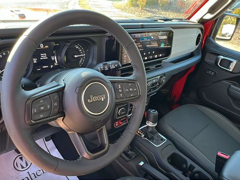 Used 2025 Jeep Wrangler Willys image 23