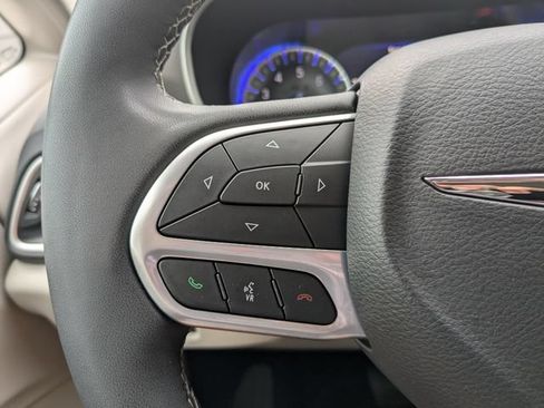 Used 2024 Chrysler Pacifica Touring-L FWD image 24