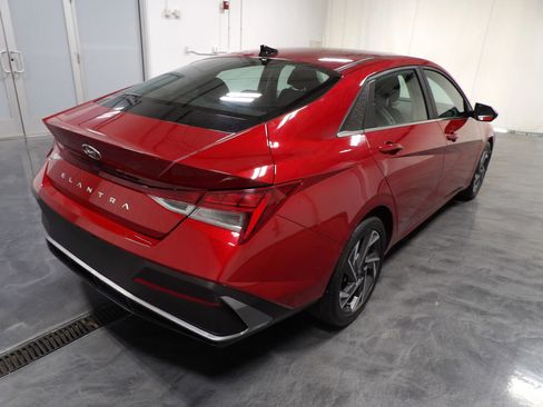 Used 2024 Hyundai Elantra SEL w/ Convenience Package FWD image 5
