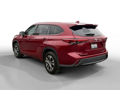 Used 2021 Toyota Highlander XLE image 3