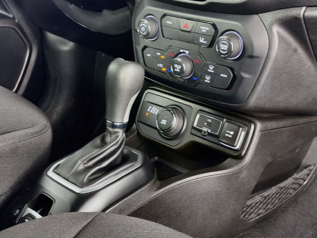 Used 2023 Jeep Renegade Latitude AWD/4WD image 36
