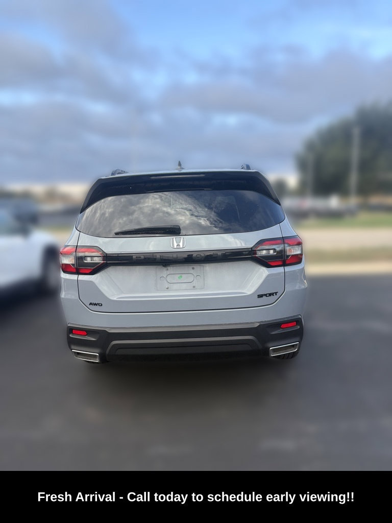 Used 2025 Honda Pilot Sport image 4