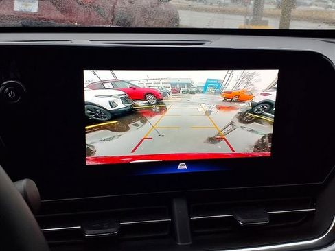 Used 2025 Chevrolet Trax LT w/ LT Convenience Package image 8