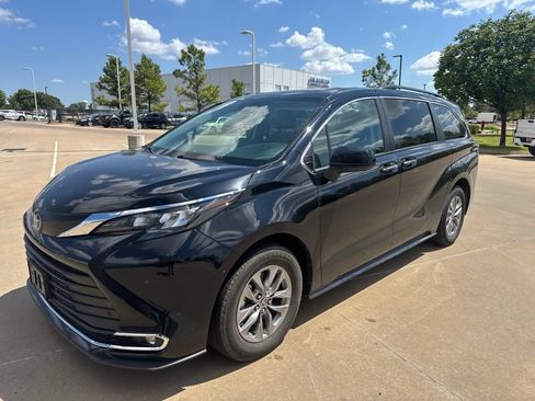 Used 2024 Toyota Sienna XLE FWD image 3