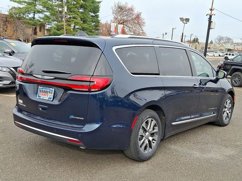 Used 2024 Chrysler Pacifica Pinnacle FWD image 6