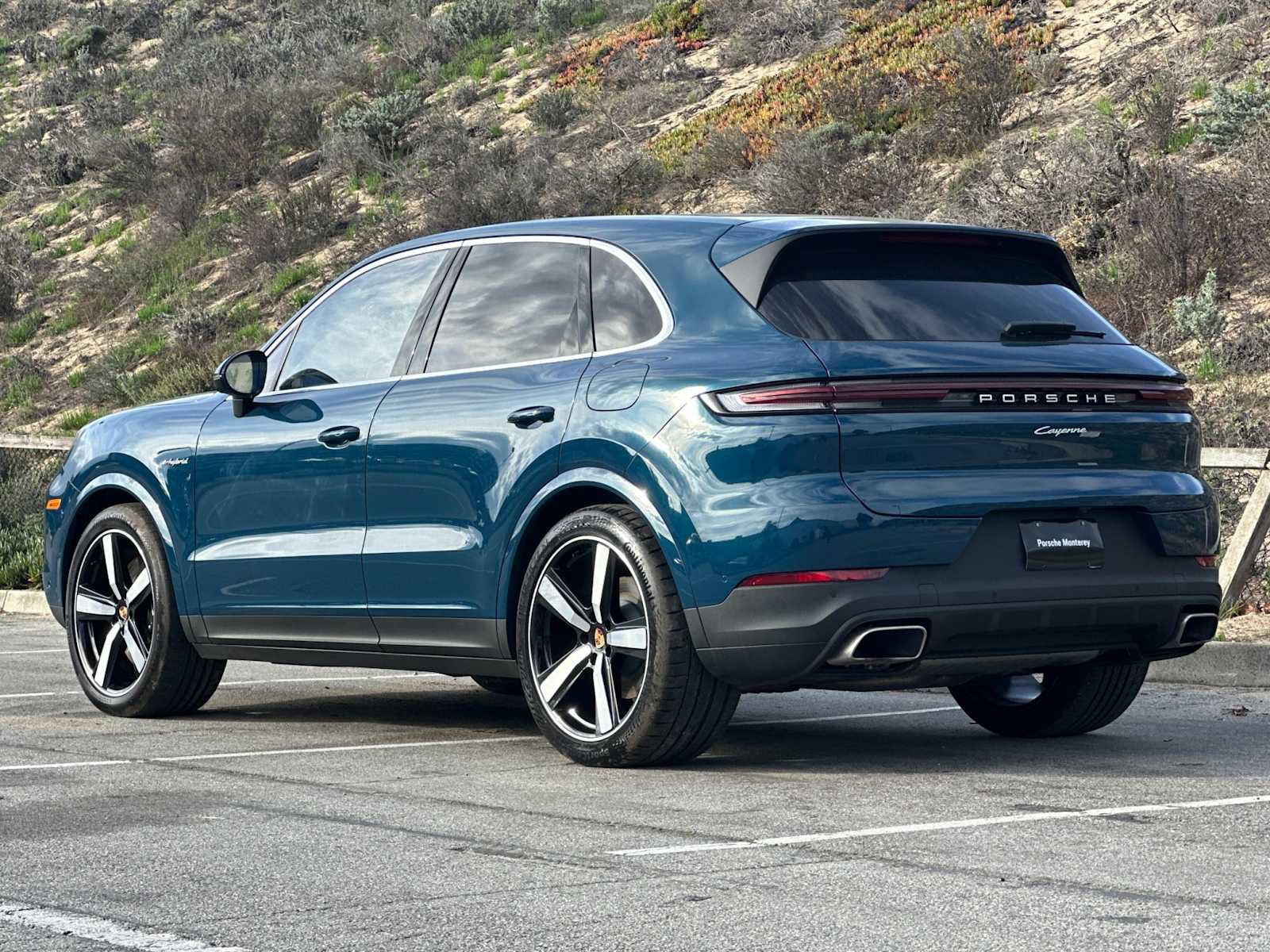 Certified 2025 Porsche Cayenne E-Hybrid AWD/4WD image 3
