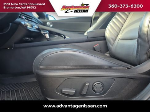 Used 2022 Hyundai Elantra Limited w/ Preferred Accessory Package FWD image 11