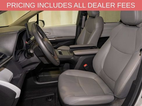 Certified 2025 Toyota Sienna XLE FWD image 11