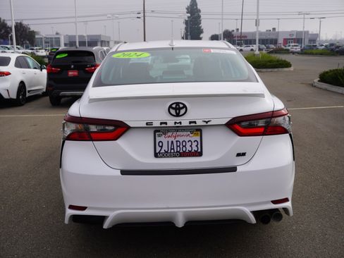 Used 2024 Toyota Camry SE image 9
