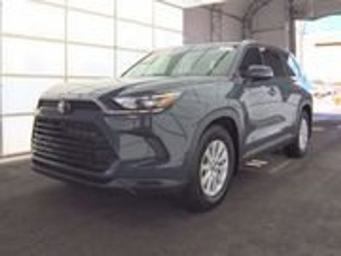 Used 2025 Toyota Grand Highlander XLE FWD image 2