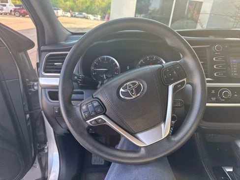 Used 2016 Toyota Highlander LE image 2