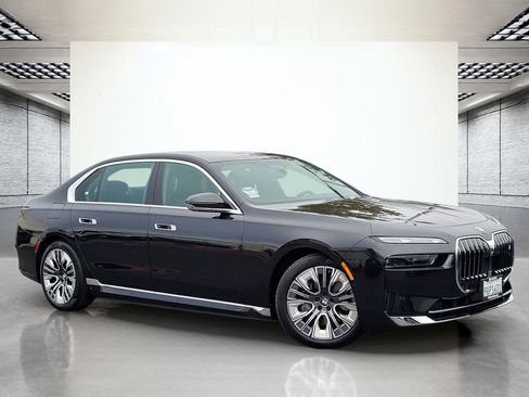 Used 2024 BMW i7 eDrive50 w/ Executive Package image 2