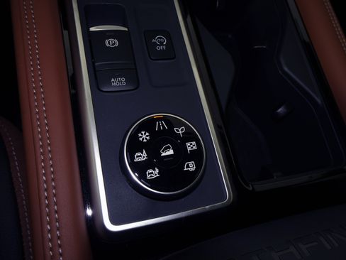 New 2025 Nissan Pathfinder Platinum image 34