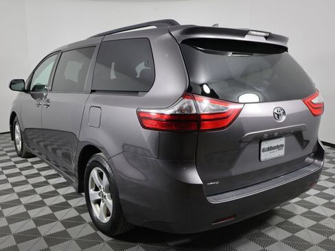 Used 2018 Toyota Sienna LE image 4