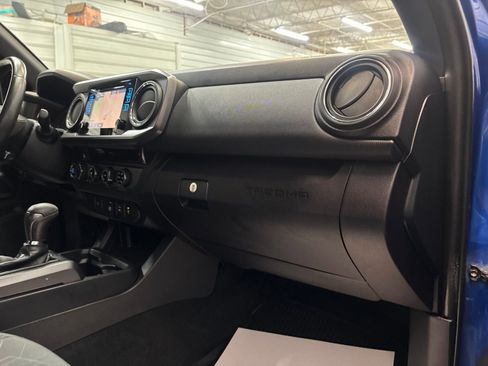 Used 2018 Toyota Tacoma TRD Sport image 30