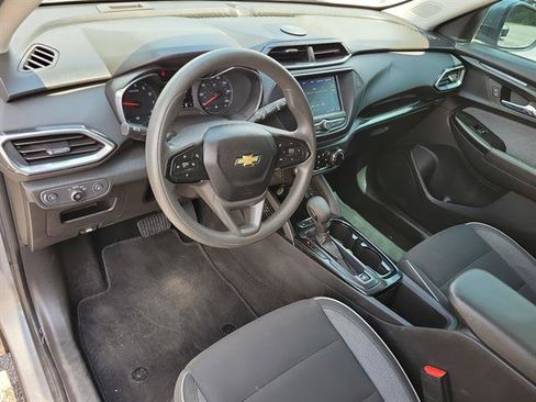 Used 2021 Chevrolet TrailBlazer LT FWD image 2