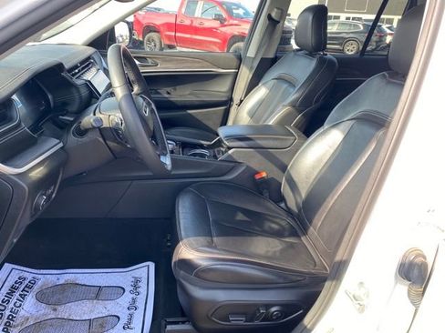 Used 2023 Jeep Grand Cherokee Limited image 16