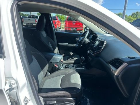 Used 2016 Jeep Cherokee Sport FWD image 28