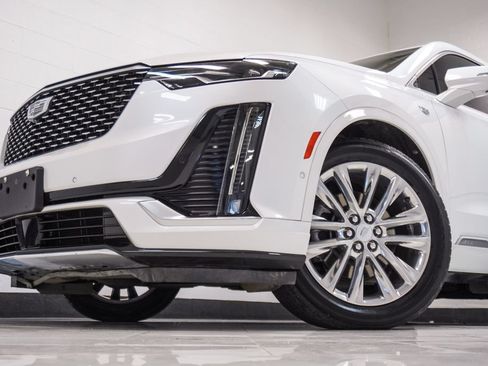 Used 2022 Cadillac XT6 Premium Luxury w/ Technology Package FWD image 2