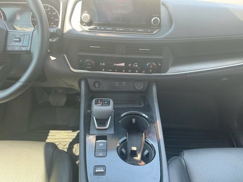 Used 2025 Nissan Rogue SV w/ SV Premium Package FWD image 20