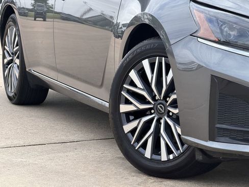 Used 2025 Nissan Altima 2.5 SV FWD image 11
