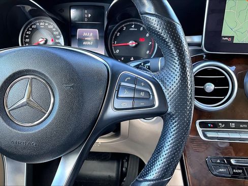 Used 2019 Mercedes-Benz GLC 300 4MATIC image 25