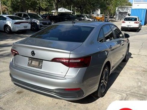 Used 2024 Volkswagen Jetta SE FWD image 4