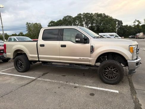 Used 2017 Ford F250 XLT w/ XLT Value Package AWD/4WD image 4