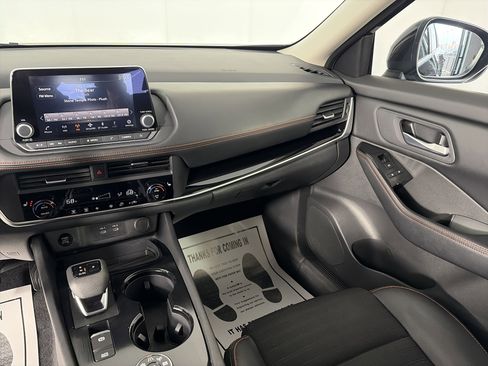 Used 2025 Nissan Rogue SV image 4