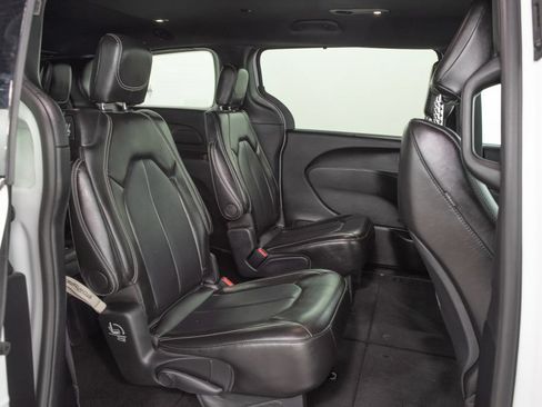 Used 2025 Chrysler Pacifica Select FWD image 18