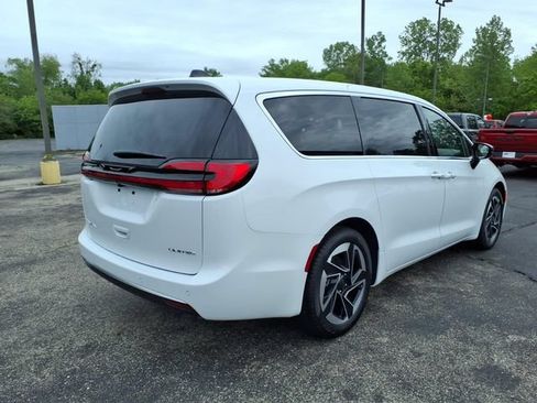 New 2027 Chrysler Pacifica Limited FWD image 7