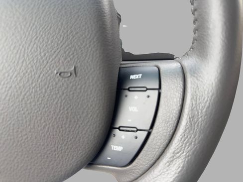 Used 2008 Lincoln Town Car Signature Limited RWD image 30