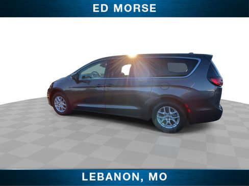 Used 2023 Chrysler Pacifica Touring-L image 6