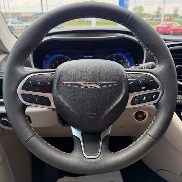 Used 2023 Chrysler Pacifica Touring-L AWD/4WD image 20