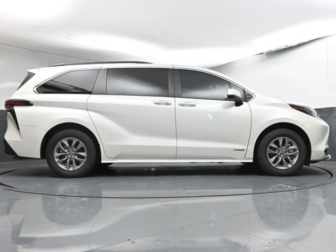 Certified 2021 Toyota Sienna XLE image 27