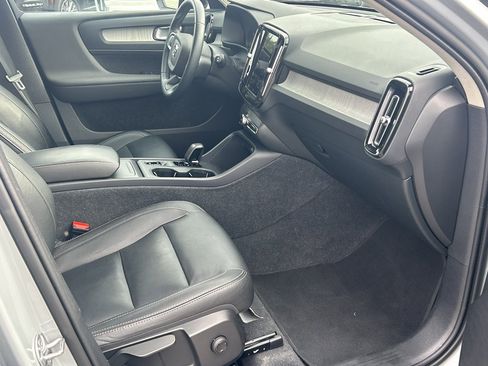 Used 2024 Volvo XC40 B5 Core image 22