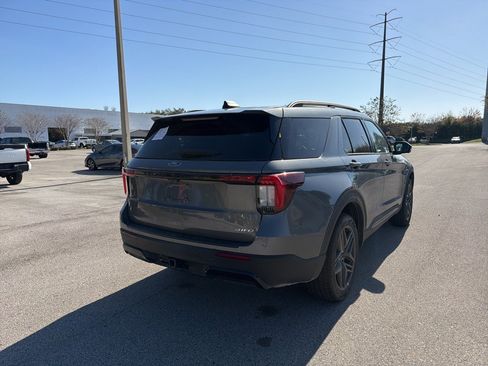 Used 2025 Ford Explorer ST-Line w/ ST-Line Street Pack image 5