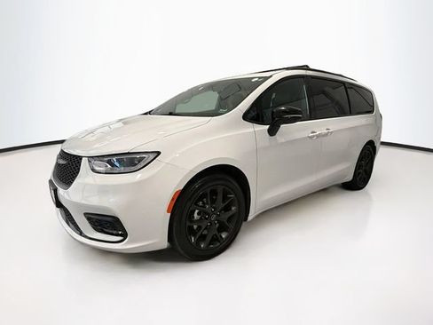 Used 2025 Chrysler Pacifica Limited FWD image 3