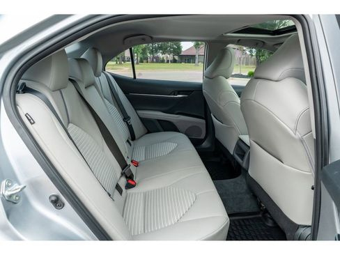 Used 2022 Toyota Camry SE w/ Cold Weather Package FWD image 17