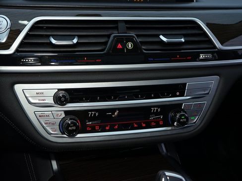 Used 2021 BMW 740i xDrive w/ Premium Package image 17