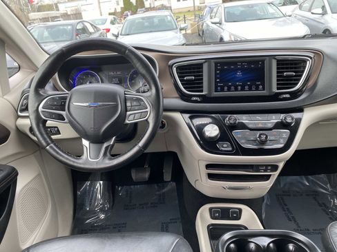 Used 2019 Chrysler Pacifica Touring-L FWD image 9