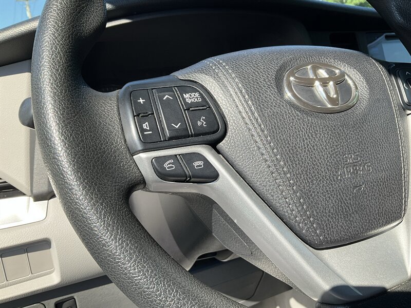 Used 2017 Toyota Sienna LE AWD/4WD image 25