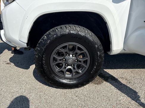 Used 2018 Toyota Tacoma SR5 RWD image 25
