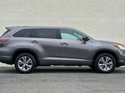 Used 2016 Toyota Highlander Plus w/ Preferred Accessory Package FWD image 3